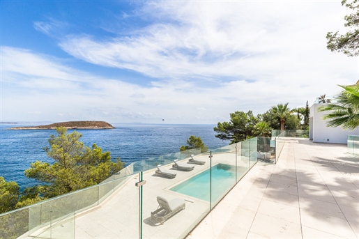 Spectacular newly built luxury villa in first sea line in Cala Viñas