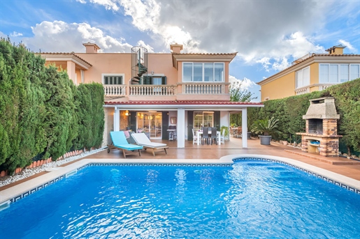 Belle maison jumelée bien tenue avec piscine et terrasse à Puig de Ros