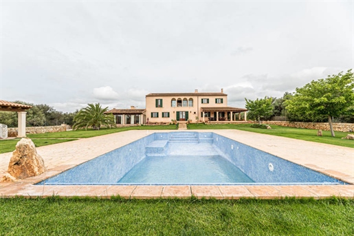 Attractive villa with pool and views up to the sea in Portocolom