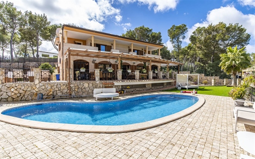 Très belle villa avec piscine et vue sur les montagnes à Santa Ponsa