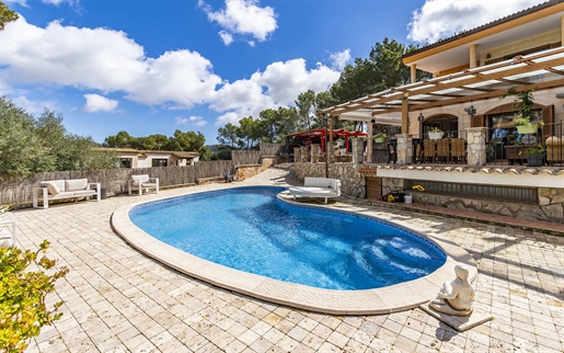 Lovely villa with pool and view to the mountains in Santa Ponsa