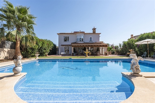 Belle villa de style Versace avec vue sur la mer et piscine à Cala Pi