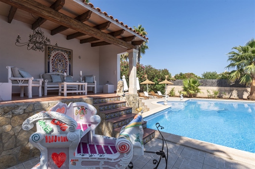 Bella villa de estilo Versace con vistas al mar y piscina en Cala Pi