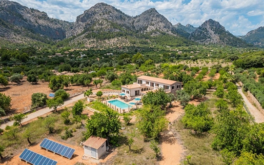 Finca señorial con piscina en una zona soleada cerca de Bunyola