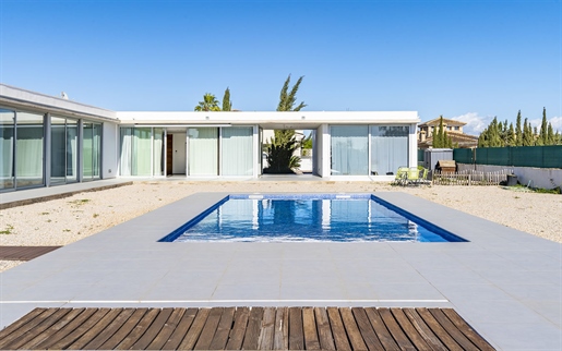 Modern villa with pool in Marratxi
