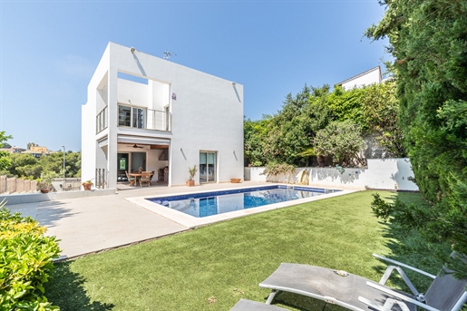 Zonnige villa met uitzicht en zwembad in La Bonanova