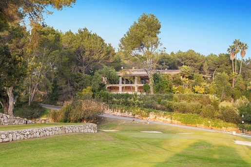 Villa avec vue sur le terrain de golf et maison d'hôtes à Son Vida