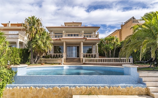 Preciosa villa mediterránea en primera línea de mar en Bahía Grande