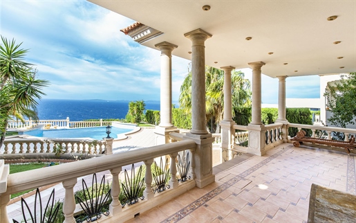Preciosa villa mediterránea en primera línea de mar en Bahía Grande