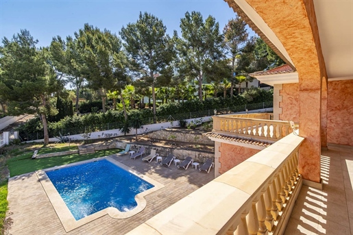 Villa ensoleillée avec piscine et licence de vacances à Palmanova