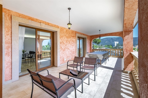 Villa ensoleillée avec piscine et licence de vacances à Palmanova