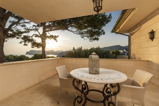 Villa de luxe avec piscine, vue sur la montagne et la mer, près de la plage de Paguera