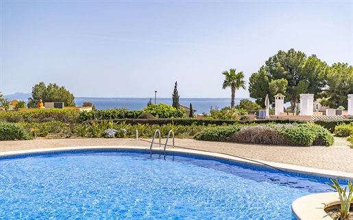 Bel appartement au rez-de-chaussée avec vue sur la mer et jardin privé à Cas Catala