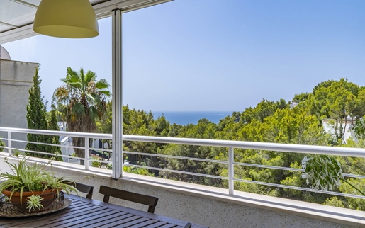 Villa attrayante avec piscine et vue sur la mer à Costa den Blanes