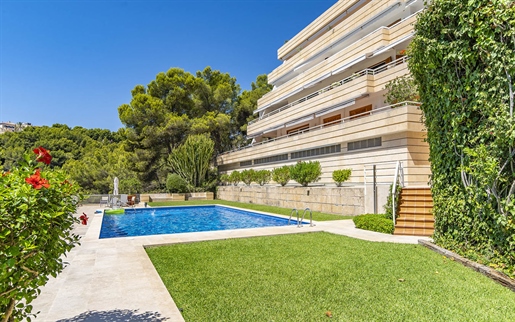 Bello piso con hermosas vistas al mar y piscina comunitaria en Cas Catalá