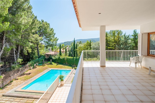 Classic villa with pool and private tennis court in Son Vida