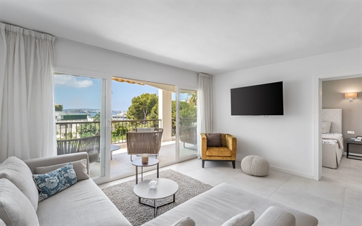 Elegante, renovado apartamento con vistas parciales al mar en Portals Nous