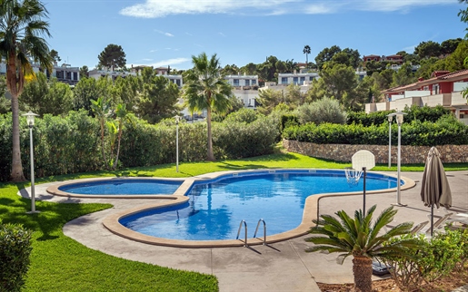 Bella casa adosada con piscina comunitaria, cerca de la playa en Cala Vinyas