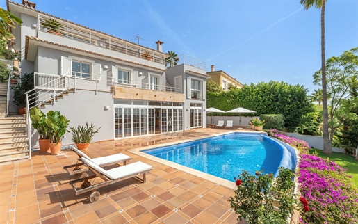 Elegante villa con piscina y hermosas vistas al mar en Bendinat