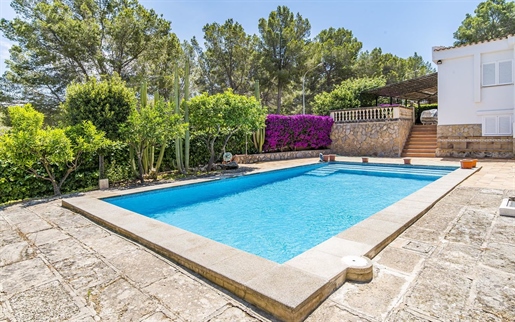 Atractiva casa pareada con piscina, cerca de la playa en Santa Ponsa
