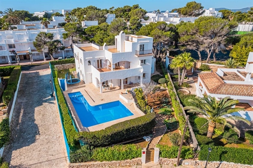 Fabulous villa with sea views and pool, near the beach in Cala d´Or