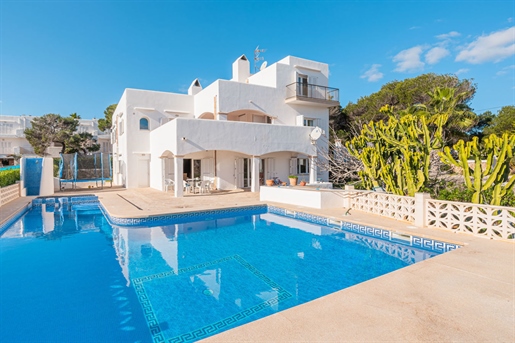 Fabulous villa with sea views and pool, near the beach in Cala d´Or