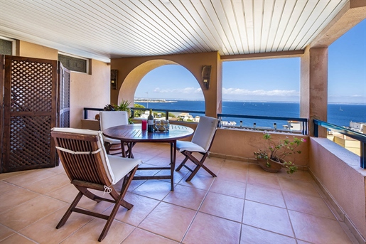 Солнечная квартира с видом на море и общим бассейном в Илетас
