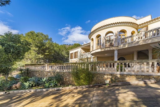 Villa de style méditerranéen avec piscine et un grand potentiel Paguera