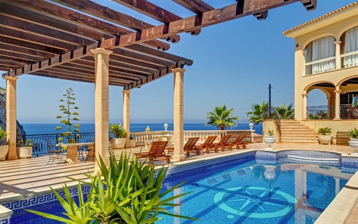 Lujosa villa con piscina y vistas espectaculares al mar en Puerto Andratx