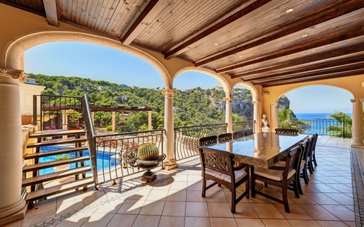 Luxuriöse Villa mit Pool und spektakulärem Meerblick in Puerto Andratx