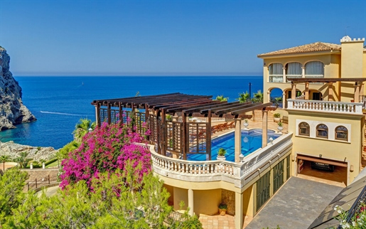 Villa luxueuse avec piscine et vue spectaculaire sur la mer à Puerto Andratx