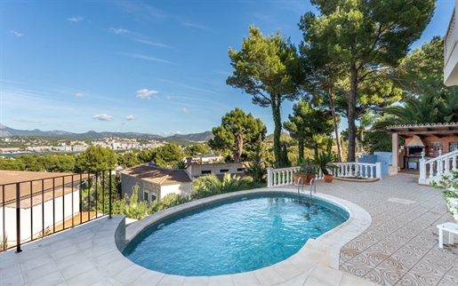 Mediterránea villa con piscina y vistas al mar y las montañas en Santa Ponsa