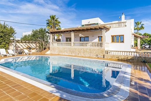Villa mediterránea con piscina de agua salada en Cala d'Or