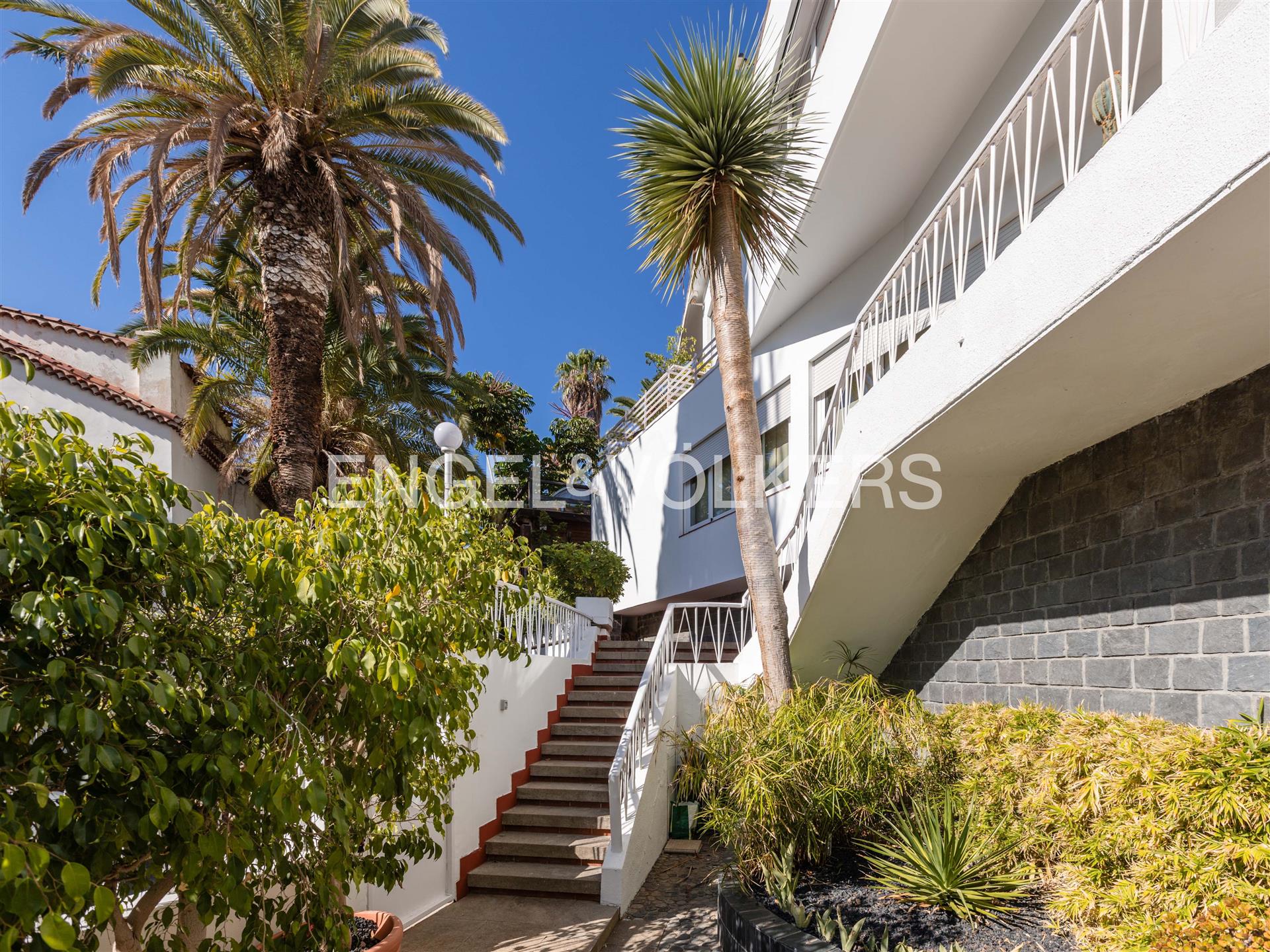 Villa with views and gardens in Las Mimosas