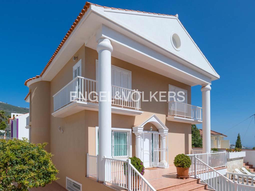 Detached villa with independent apartment
