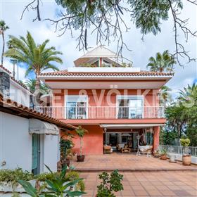 Detached villa with terrace and views 