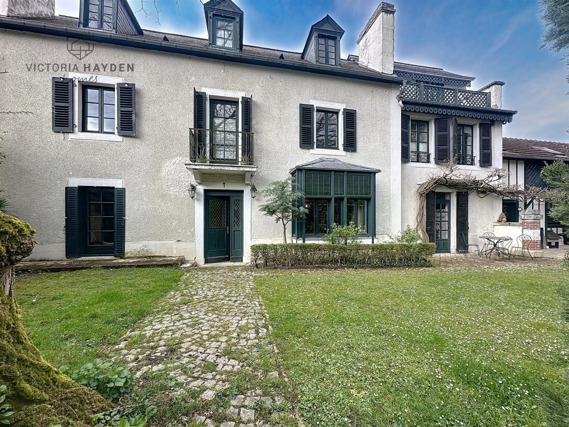 Pau / Billère Charming family home with garden, swimming pool and rental income