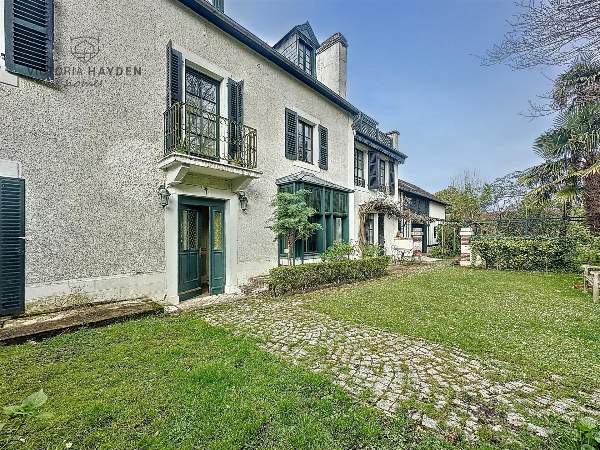 Pau / Billère Charming family home with garden, swimming pool and rental income