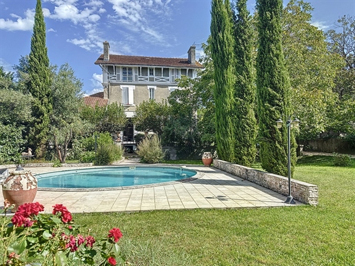 Pau Near Town Centre - Beautiful family home & annexe house with beautiful gardens