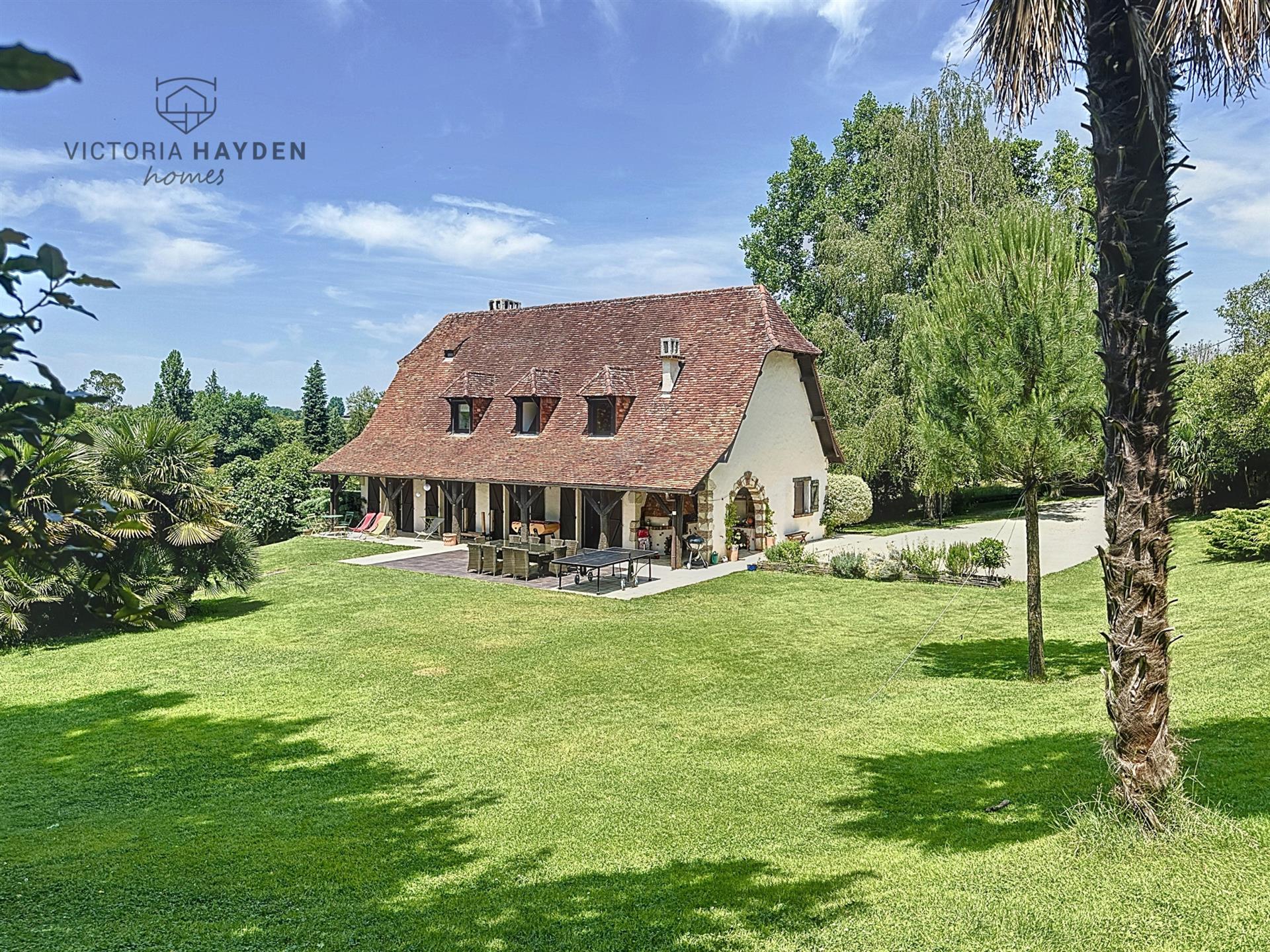 Coteaux De Jurancon - Magnificent house with swimming pool and large plot of land