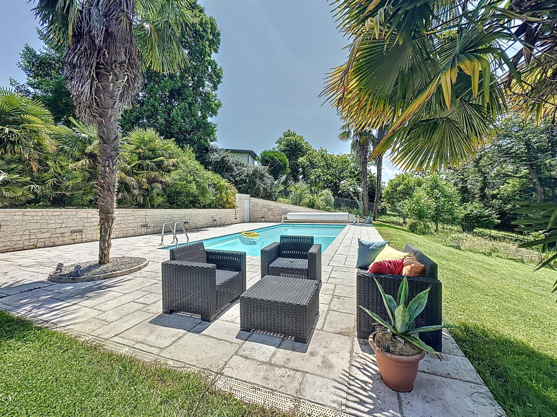 Coteaux De Jurancon - Magnificent house with swimming pool and large plot of land