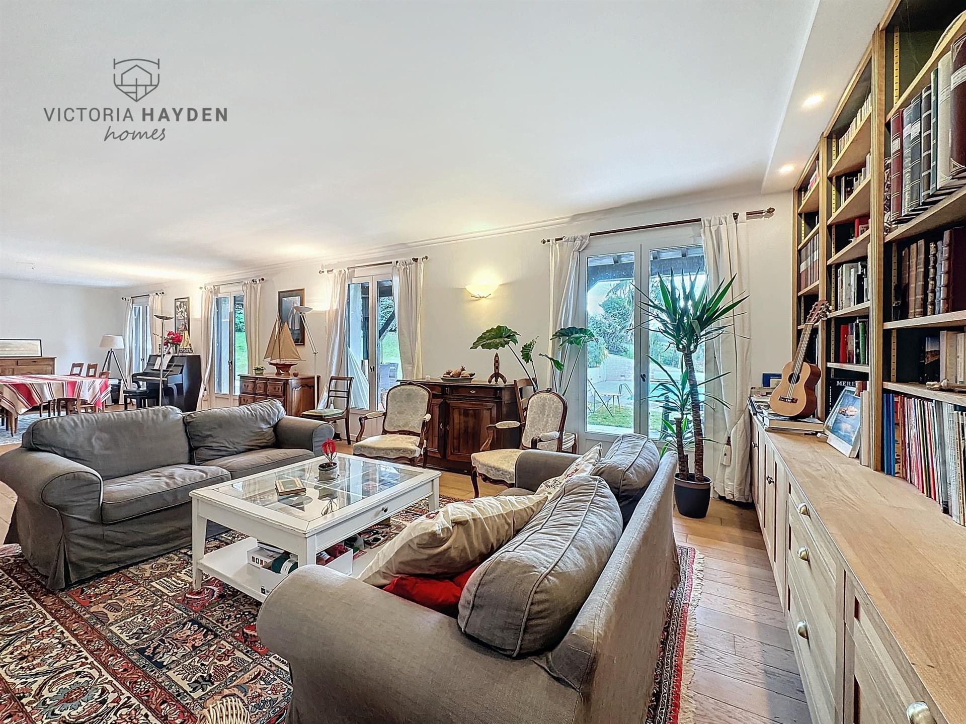 Coteaux De Jurancon - Magnificent house with swimming pool and large plot of land
