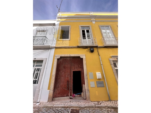 Maison de ville I A rénover I Projet approuvé I 2 chambres I Patio I Rooftop I Piscine I Baixa Olhão