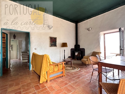 2 traditional quintas I One in ruins I 1 858 m2 of land I Beautiful open views over the countryside