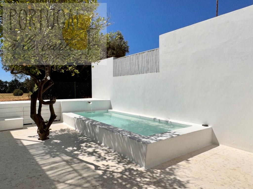 Traditional house full of charm, renovated, 3 bedrooms, patio, plunge pool, near beaches, Vila Nova