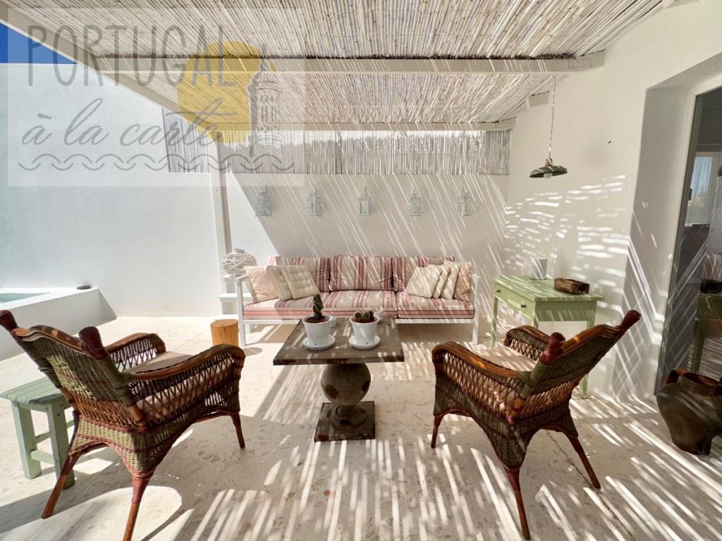 Traditional house full of charm, renovated, 3 bedrooms, patio, plunge pool, near beaches, Vila Nova