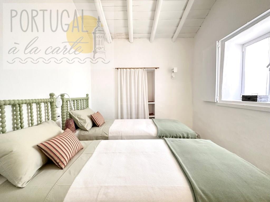 Traditional house full of charm, renovated, 3 bedrooms, patio, plunge pool, near beaches, Vila Nova