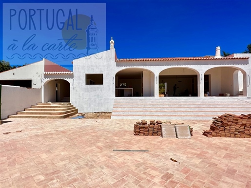 Luxurious, typical Algarve villa I Under renovation I 4 bedrooms I Swimming Pool I Unobstructed sea