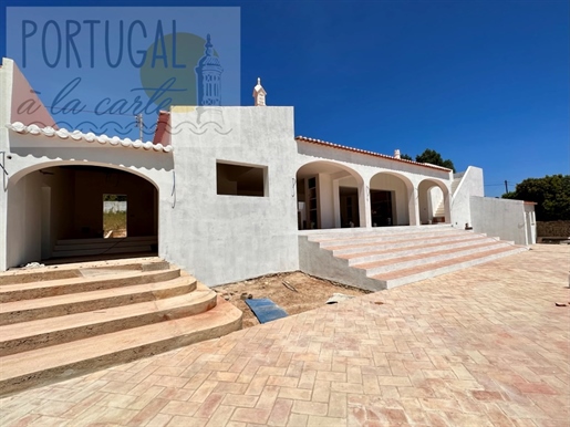Luxurious, typical Algarve villa I Under renovation I 4 bedrooms I Swimming Pool I Unobstructed sea