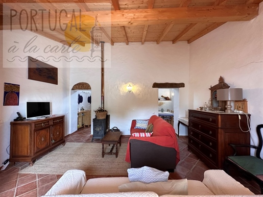 Charming, typical 3-bedroom house with grounds close to the village of Santa Catarina do Bispo.